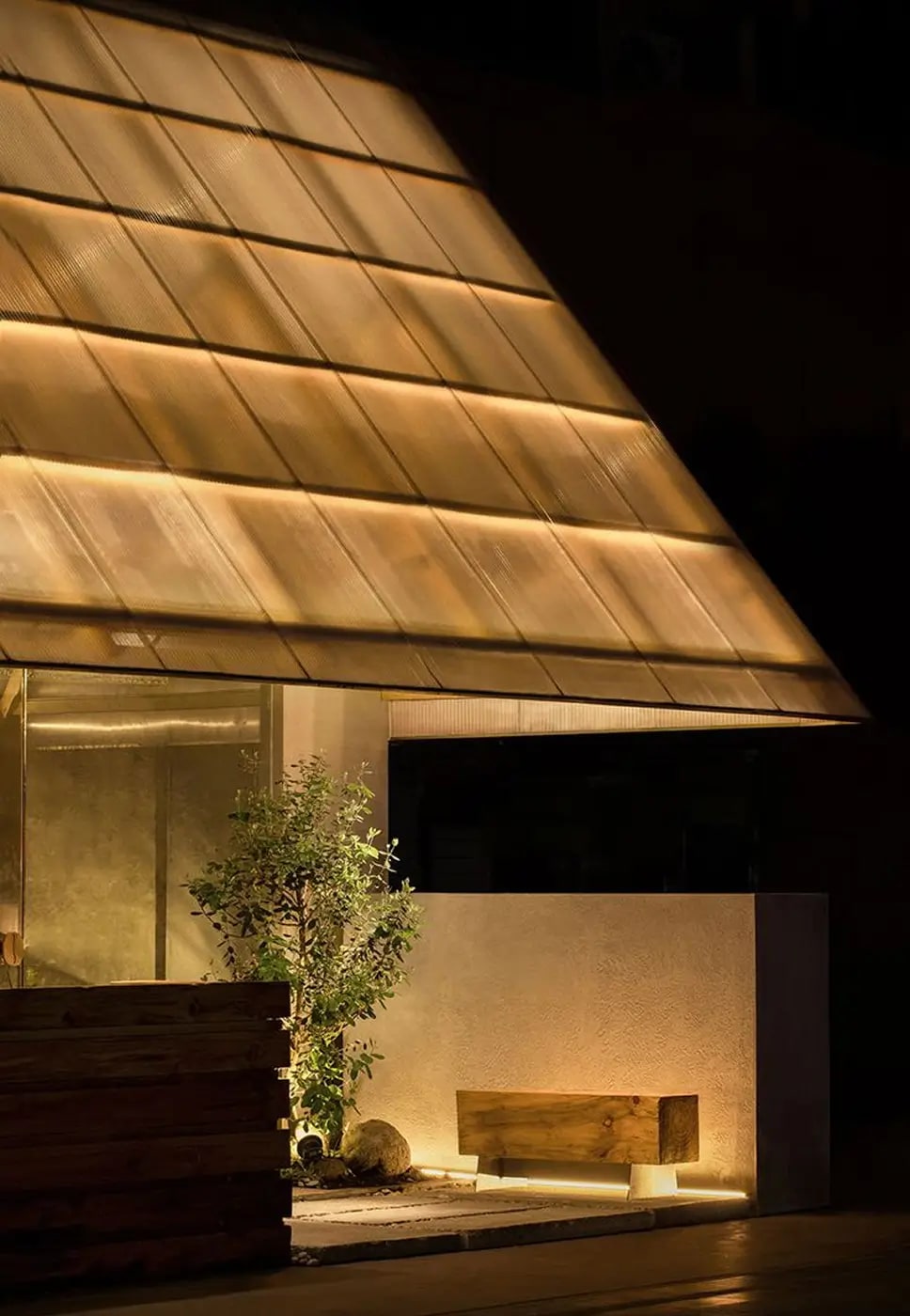 Illuminated exterior of Alliance restaurant in Paris